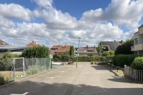 Die in der Fahrbahn stehenden Laternen in der Friedensstraße in Winzeln sorgen für Verdruss.