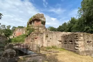 Eingang im Süden mit barocker Rechteck-Bastion: Schöneck.