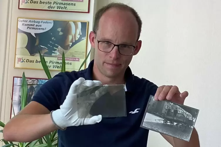 Diese Kostbarkeiten fasst Norman Salzmann nur mit Handschuhen an: Fotoplatten aus Glas aus der Sammlung Karl Lüdecke.