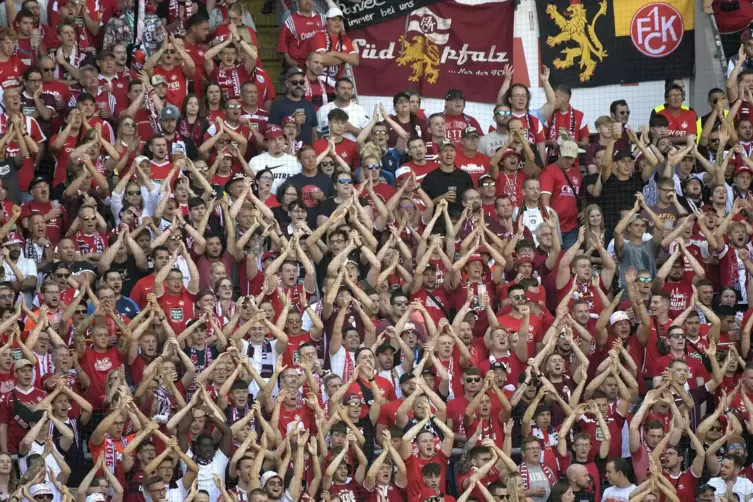 Viel los am „Betze“: Die FCK-Fans feiern – für manche Dinge müssen sie jede Menge Zeit einplanen.