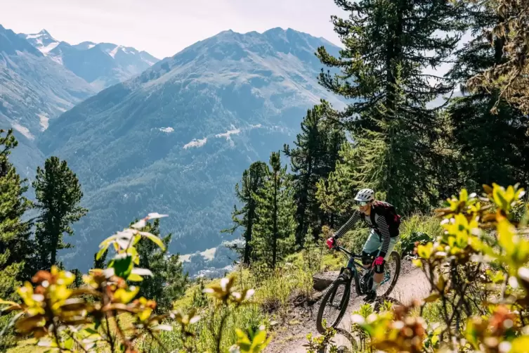 Der blaue Trail, der zu Beginn noch für feuchte Hände gesorgt hat, ist nach zwei Tagen im Technik-Camp fließender und mit mehr G