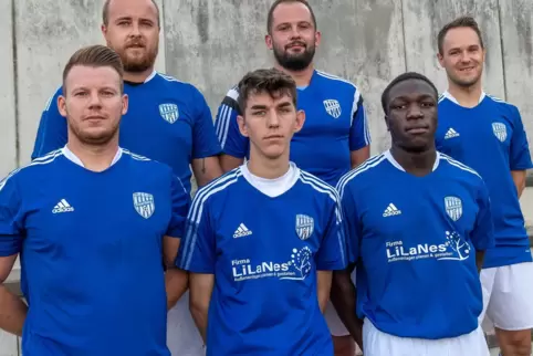 Der Coach und die Neuen (vorne von links) Spielertrainer Christian Graumann, Julian Fisch und Benjamin Oluwatope Olayemi Ogunloy