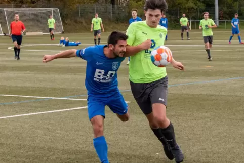 Am FV Ramstein (mit Tobias Layes, links) war für Dennis Ecker und den VfB Waldmohr in der vergangenen Saison einfach kein Vorbei