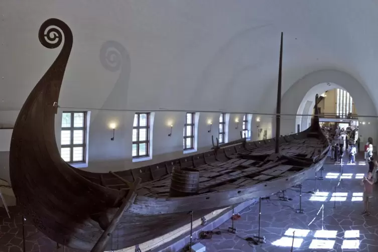 Ein vollständig erhaltenes Wikingerboot im Osloer Museum Vikingskipshuset. 