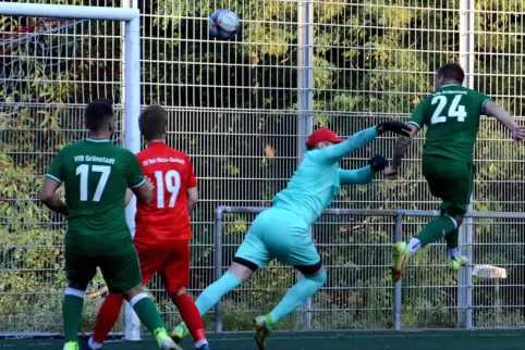 Nicht zu halten: Tobias Fath (rechts) trifft zum 1:1 für Grünstadt gegen RW Seebach. 