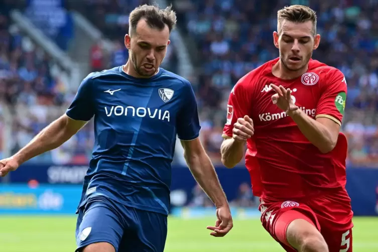 Der Mainzer Maxim Leitsch (rechts) bedrängt den Bochumer Kevin Stöger.