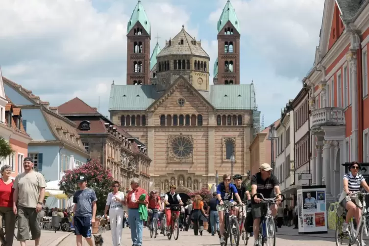 Hier könnten an beiden Straßenseiten einmal Bäume stehen: die „Maxi“ zwischen Geschirrplätzel (links) und Dom.