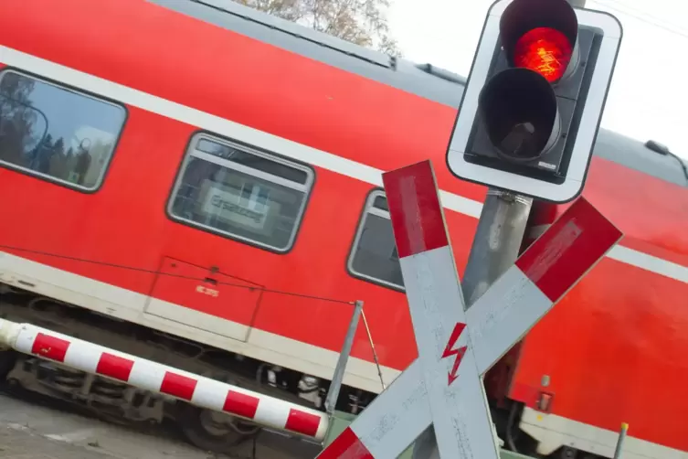 Der Bahnübergang kann von Donnerstagabend bis Freitagmorgen nicht passiert werden. 