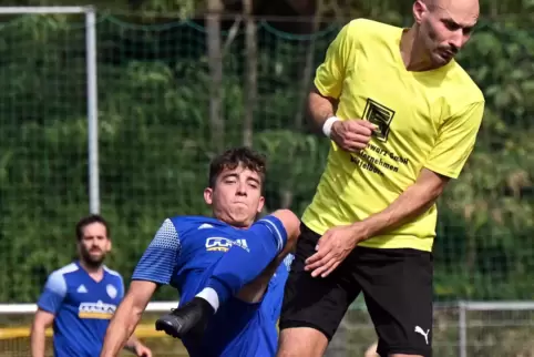 Kevin Klein (rechts, links Sandro Wetzka) erzielte das erste Haßlocher Tor.