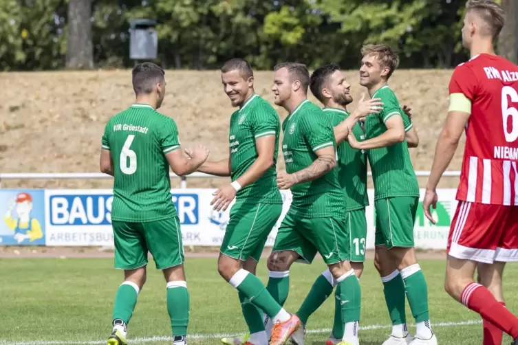 Da war noch alles in Ordnung: Alexander Dorn (zweiter von rechts) hatte das 1:0 erzielt.