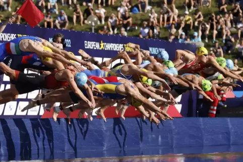 Fans auf den Hügeln des Olympiaparks beim Start des Triathlon.