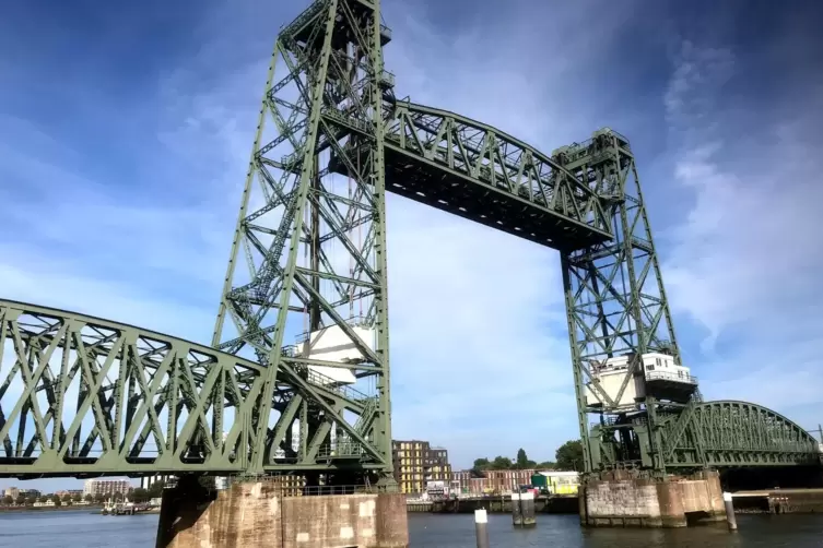 Die historische Hebebrücke Koningshavenbrug, im Volksmund De Hef genannt 