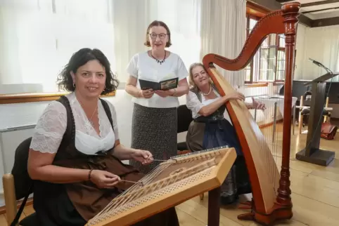 Trugen Traditionelles vor: Manuela Weichenberger am Hackbrett, Rosy Lutz mit ihren Mundartgedichten und Ingrid Matzka an der Har