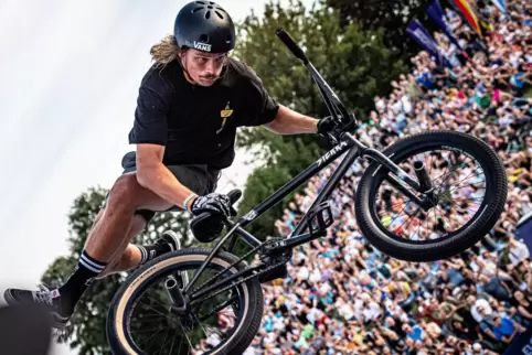 Spektakel auf dem Olympiaberg: Paul Thölen begeistert die Zuschauer beim BMX Freestyle.