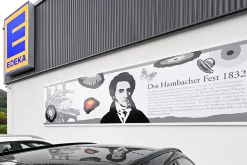 Die Fassade des neuen Edeka-Markts ziert eine Grafik zum Hambacher Fest, gestaltet vom Neustadter Künstler Gerhard Hofmann. 