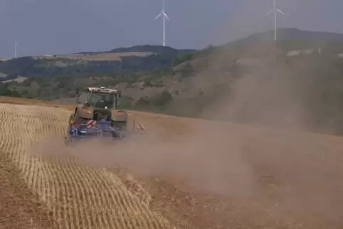 Die Böden sind so trocken, dass bei der Arbeit der Landwirte große Staubwolken entstehen.