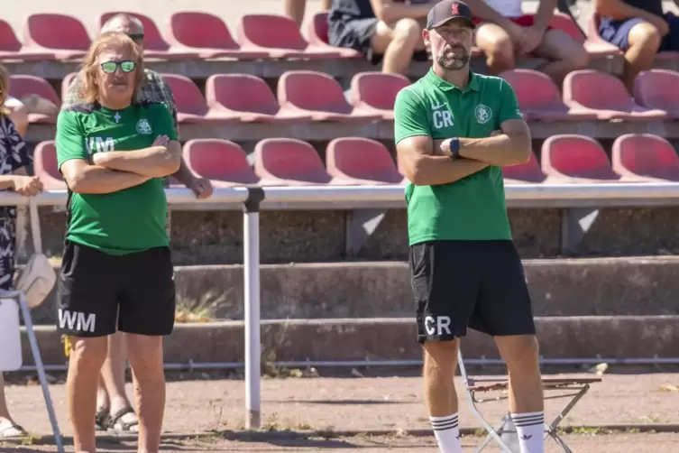 Bekommen Betreuer Walter Mannweiler (links) und Trainer Christian Rutz in Offenbach ein besseres Spiel des VfR Grünstadt zu sehe