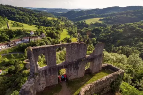 Burgruine und Dorf Falkenstein.