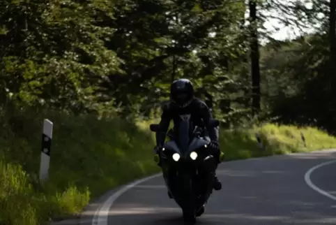 Nico Nagel mit Helm auf seiner Maschine ...