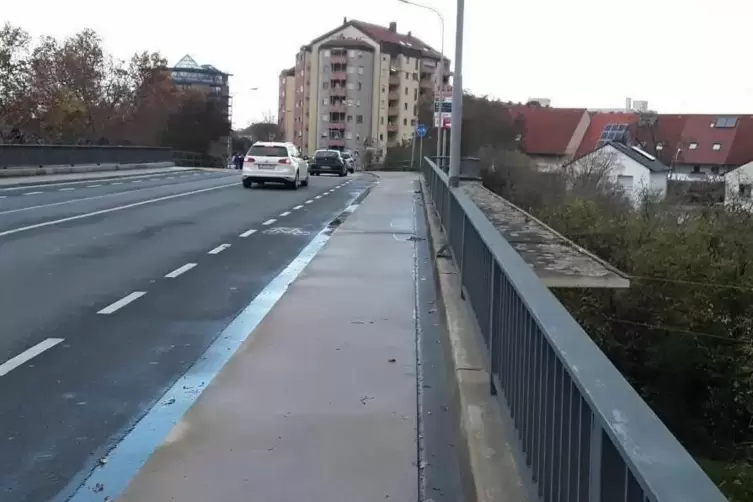 Auf der Bahnüberführung in der Flomersheimer Straße gilt seit Anfang August eine Geschwindigkeitsbegrenzung auf 30 Stundenkilome