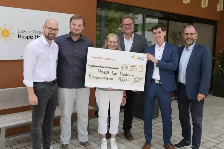 Gute Stimmung herrschte bei der Spendenübergabe der Tour de Hospiz: (von links) Florian Bilic, Philipp Andreas, Nicole Stein (st