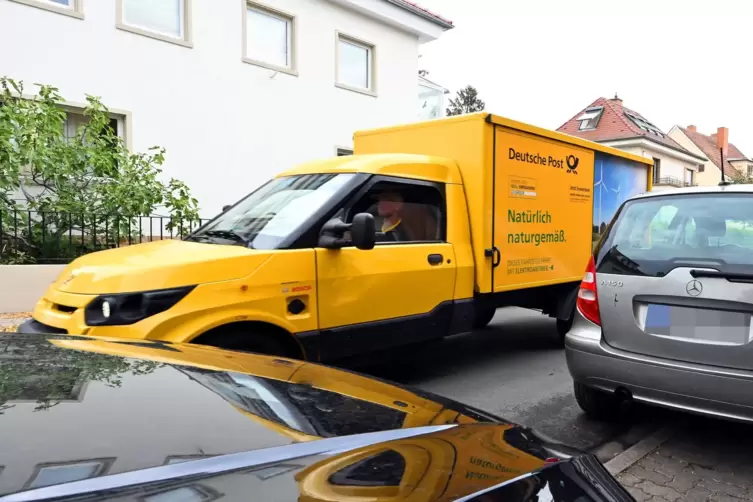 Ein Streetscooter der Post ist in der Stephanstraße unterwegs. 