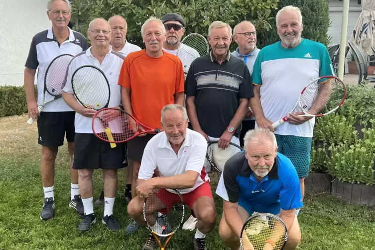 Haben allen Grund zum Feiern: die Herren 65 des TC Flomersheim mit (von links) Willi Blechschmidt, Bernd Meyer, Heiner Kuffler, 