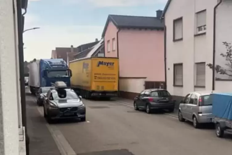 Kaum Platz zum Ausweichen: Lastwagen, die sich in der Germersheimer Straße begegnen.