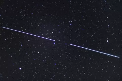 In der Langzeitbelichtung werden die Spuren deutlich, die die „Starlink“-Satelliten am Himmel ziehen. 