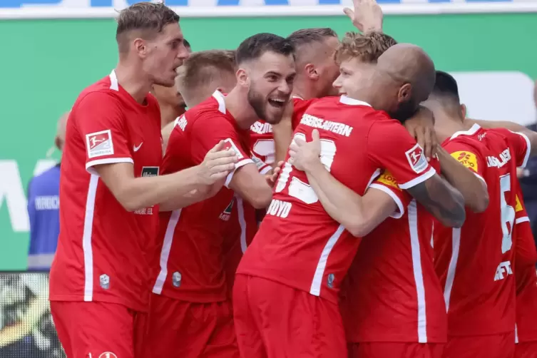 Die Mannschaft des 1. FC Kaiserslautern ist ein verschworener Haufen.