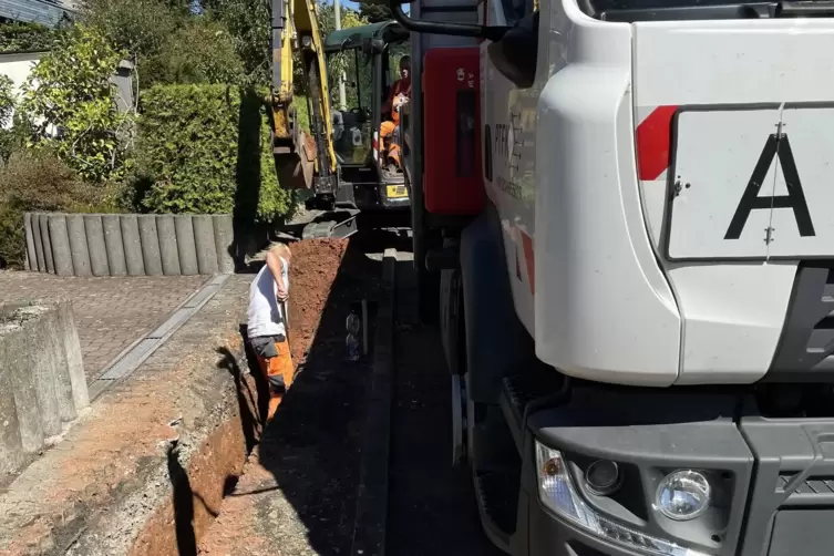 Die Pfalzwerke lassen alte Stromkabel austauschen, von den Arbeiten wurden einige Anwohner überrascht. 