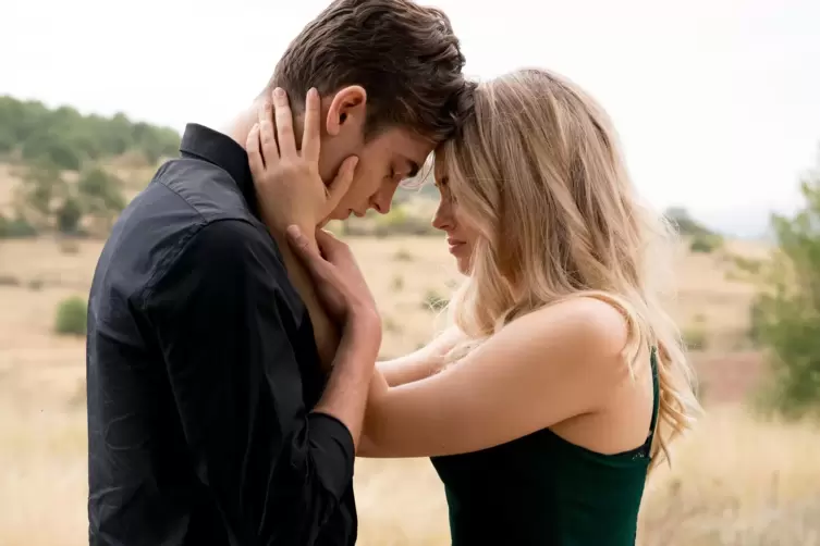 Ihre Liebe wird auf eine große Probe gestellt: Tessa (Josephine Langford) und Hardin (Hero Fiennes Tiffin).