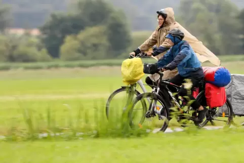 Nach einem langen Tag auf dem Fahrrad sind Radtouristen oft froh ihr Ziel erreicht zu haben.