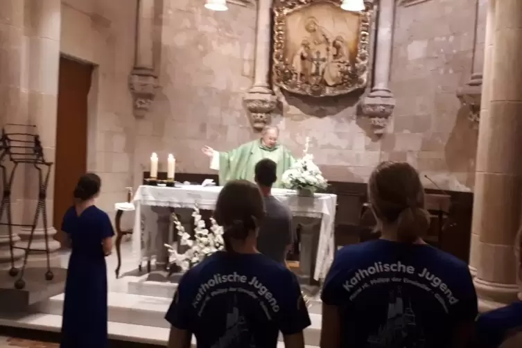 Ein besonderes Privileg: Pfarrer Josef Metzinger hält zusammen mit den Jugendlichen einen Gottesdienst in der Krypta der Sagrada