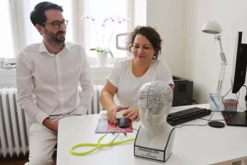 Dávid Sáfár und seine Partnerin Nina Kauf haben in der Bahnhofstraße eine Hausarztpraxis eröffnet. 