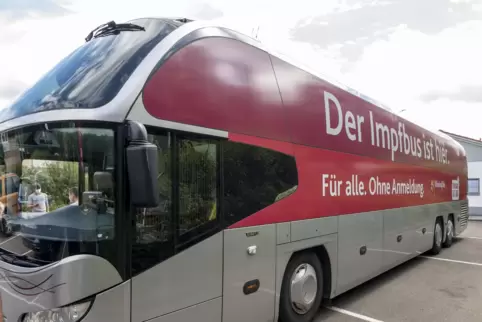 Der Impfbus bei einem seiner Stopps. 