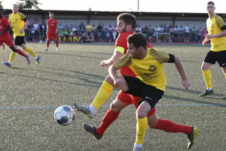 Kampf um den Ball: Jan Lelle vom SV Hermersberg (im gelben Trikot) gegen Talha Demirhan (TuS Rüssingen).