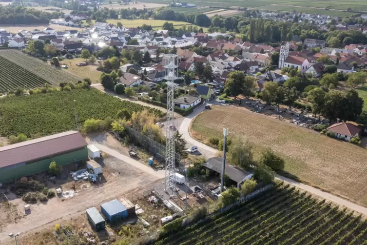 Der Mast in Colgenstein-Heidesheim ist aufgestellt. 