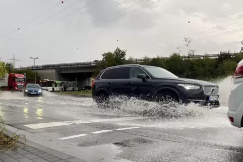 Die innere Spur im Opelkreisel war etwa ab der Unterführung der B270 bis zur Einfahrt zu Ikea unter Wasser.