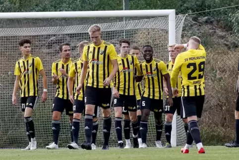 Torjubel und Freude nach dem Treffer von Mario Forster auf dem Betzenberg.