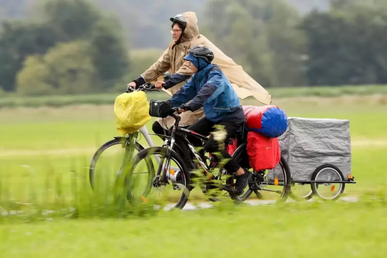 Beim Fahrradausflug empfiehlt sich, an einen Regenschutz zu denken.