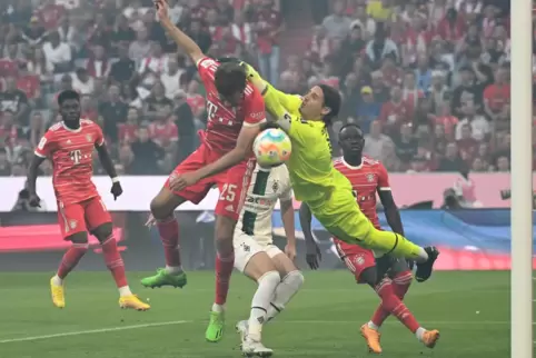 Rein ins Vergnügen: Yann Sommer im Duell mit Thomas Müller.