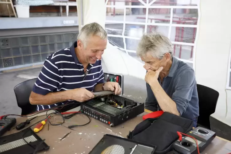  Hein Schön und Dieter Fritz reparieren einen Weltempfänger. Ein Repaircafé wie hier in Kaiserslautern eröffnet am Freitag auch 