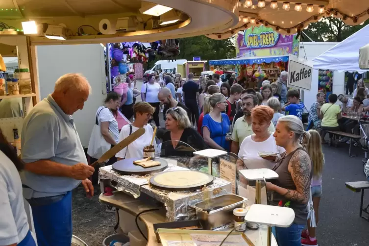 Gut was los auf dem Kerweplatz in Flomersheim – hier am Crêpestand.