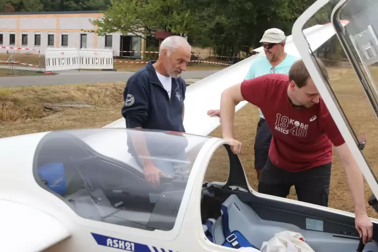 Die Piloten (von links) Wolfgang Zeyen, Markus Gutmann und Lukas Eichel. Im Hintergrund das neue Vereinsheim. 