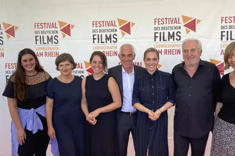 Das Filmteam von „Gesicht der Erinnerung“:  in der Mitte Judith, Walter und Verena Altenberger, umringt von den Festivalleitern