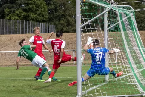 Das Ende einer einstudierten Variante: Andreas Tillschneider (grünes Trikot) erzielt am langen Pfosten das 1:0 für den VfR Grüns