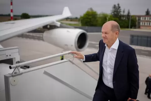 Bei dem Flug nach Prag hat Olaf Scholz wieder Maskenpflicht eingeführt.