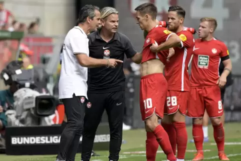 Anweisungen für die Neuverpflichtung: Dirk Schuster und Co-TrainerSascha Franz mit Philipp Klement. Mike Wunderlich und Jean Zim