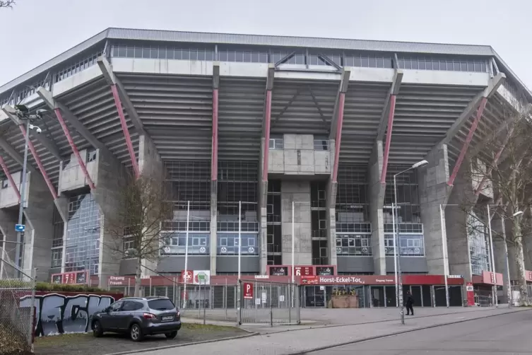 An einem Treppenaufgang zwischen Nordtribüne und Westkurve war trockenes Gras in Brand geraten. 